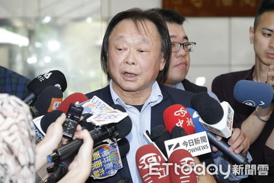 若私下遇到徐巧芯會願意合照? 王世堅:只要她不比中指我都ok