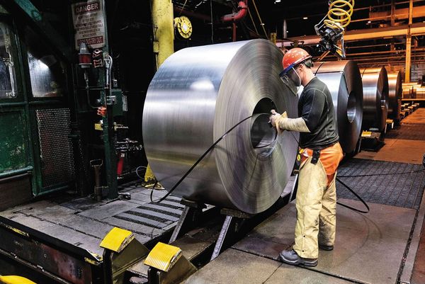 專家表示，川普讓製造業回流的政策明確，美國百工百業都將雨露均霑。（翻攝United States Steel Corporation臉書）