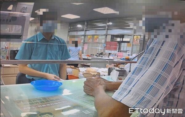 ▲東港警方勸阻鄭姓男子被騙。（圖／記者陳崑福翻攝）