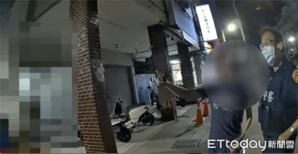 ▲投訴人（箭頭）提供理性男子騎車的監視器畫面             。（圖／記者吳奕靖翻攝）