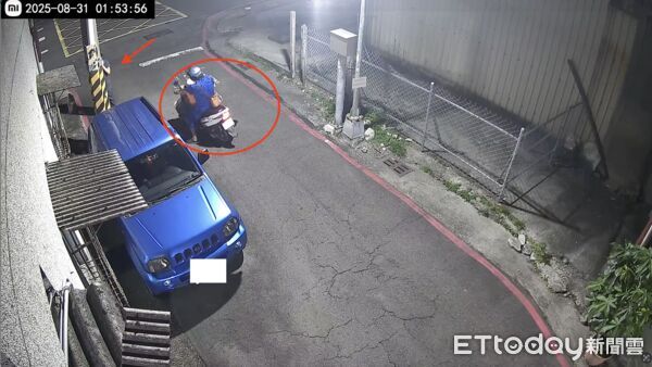 ▲投訴人（箭頭）提供理性男子騎車的監視器畫面             。（圖／記者吳奕靖翻攝）