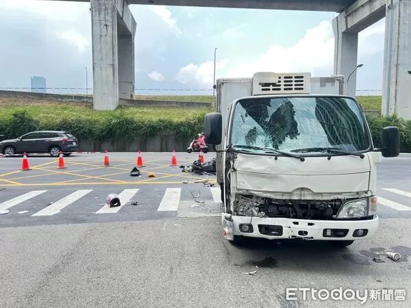 ▲袁男駕駛貨車左轉時，遭對向騎機車的林男撞上。（圖／記者陸運陞翻攝）
