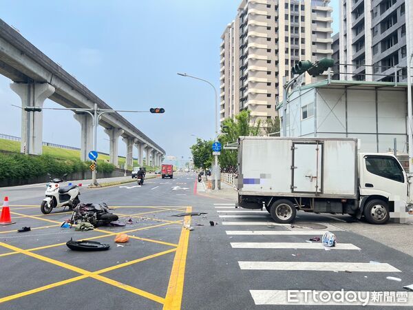 ▲袁男駕駛貨車左轉時，遭對向騎機車的林男撞上。（圖／記者陸運陞翻攝）