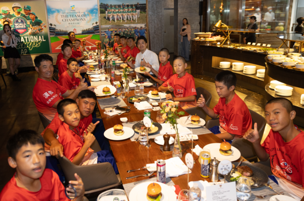 ▲▼台北市長蔣萬安請東園少棒冠軍大餐。（圖／台北市府提供）