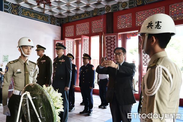 ▲台南市長黃偉哲3日於南區忠烈祠主持秋祭典禮，向烈士行三鞠躬表達最高敬意。（記者林東良翻攝，下同）
