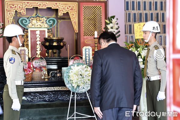 ▲台南市長黃偉哲3日於南區忠烈祠主持秋祭典禮，向烈士行三鞠躬表達最高敬意。（記者林東良翻攝，下同）