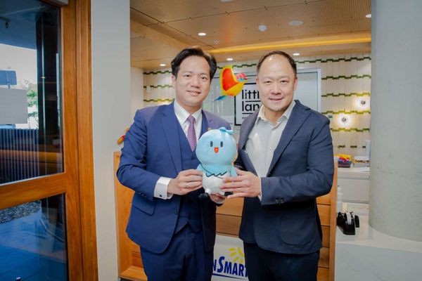 ▲邱臣遠致贈竹市吉祥物「皮卡」予Little Lane教育機構創辦人吳清洋。（圖／新竹市政府提供）