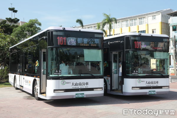 ▲台南市長黃偉哲3日主持101都會公車啟航儀式，宣布成大醫院直通高雄茄萣正式上路。（記者林東良翻攝，下同）