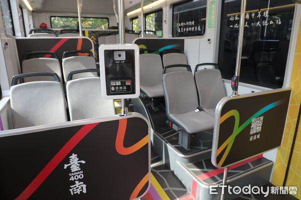 ▲台南市長黃偉哲3日主持101都會公車啟航儀式，宣布成大醫院直通高雄茄萣正式上路。（記者林東良翻攝，下同）