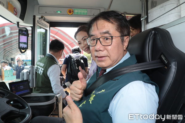 ▲台南市長黃偉哲3日主持101都會公車啟航儀式，宣布成大醫院直通高雄茄萣正式上路。（記者林東良翻攝，下同）