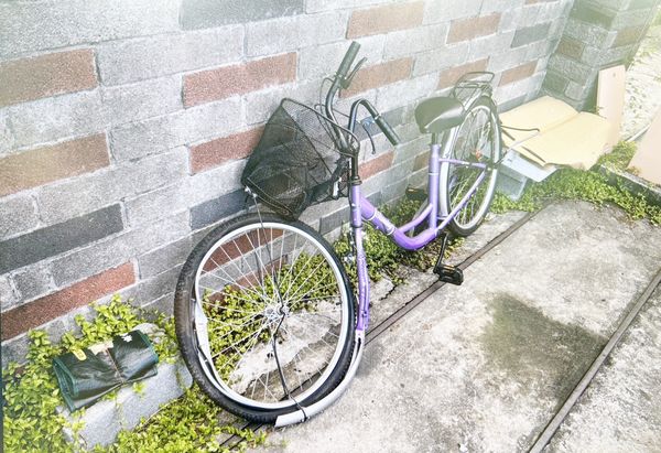 ▲新北市籍陳姓男子去年7月施用安毒後無照開車上路，在桃園市龜山區自強東路追撞腳踏車騎士導致傷重不治，圖為腳踏車遭撞擊後已變形。（資料照／龜山警方提供）