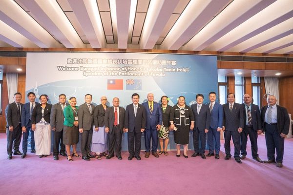 ▲▼外交部長林佳龍與吐瓦魯國訪團成員及與宴貴賓合影留念。（圖／外交部提供）