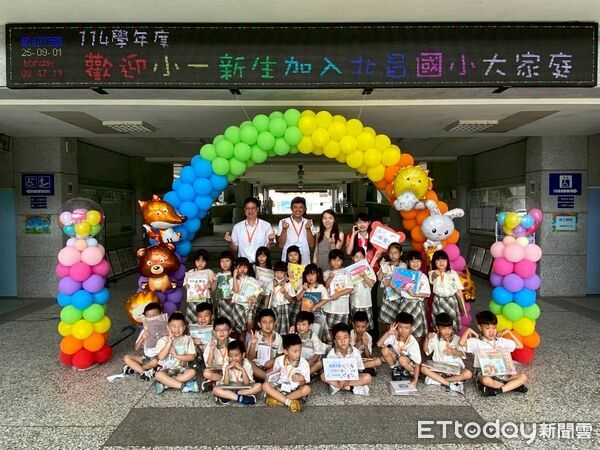 ▲▼花蓮各公私立國小歡迎小一生入學並發送新生禮包，迎接嶄新人生旅程。（圖／花蓮縣政府提供，下同）