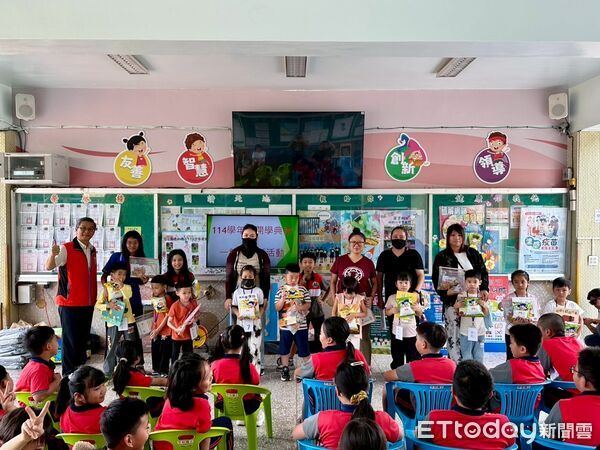 ▲▼花蓮各公私立國小歡迎小一生入學並發送新生禮包，迎接嶄新人生旅程。（圖／花蓮縣政府提供，下同）