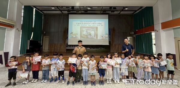 ▲▼花蓮各公私立國小歡迎小一生入學並發送新生禮包，迎接嶄新人生旅程。（圖／花蓮縣政府提供，下同）