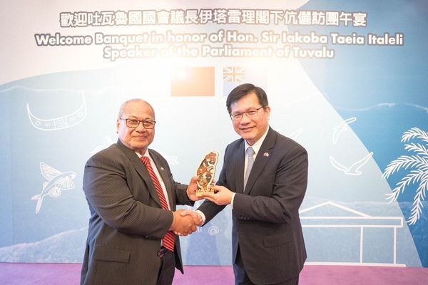 ▲▼外交部長林佳龍（右一）致贈禮品予吐瓦魯國國會議長伊塔雷理（Sir Iakoba Italeli）（左一）。（圖／外交部提供）