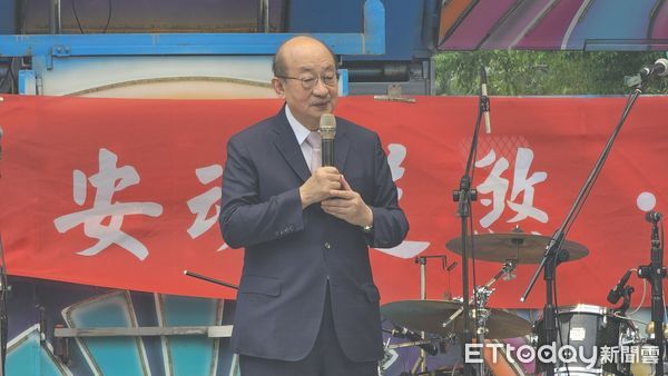 ▲▼民進黨團總召柯建銘與總統府資政姚嘉文互動。（圖／記者呂佳賢攝）