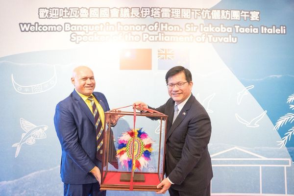 ▲▼吐瓦魯國國會議員潘賽威（Seve Paeniu）（左一）代表訪團致贈禮品予外交部長林佳龍（右一）。（圖／外交部提供）
