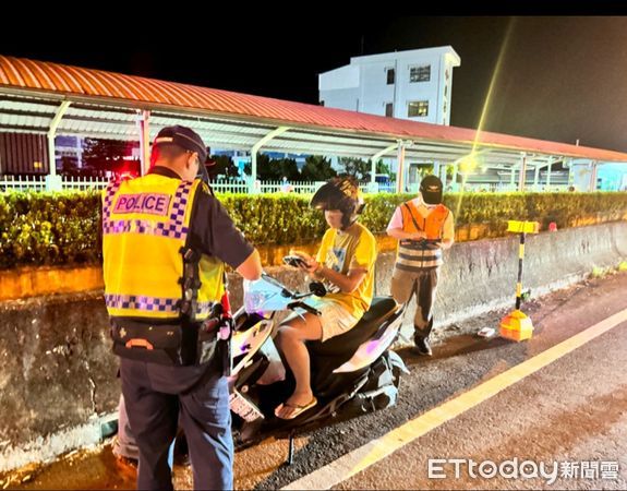 ▲東港警分局展開無號誌路口大執法。（圖／記者陳崑福翻攝）