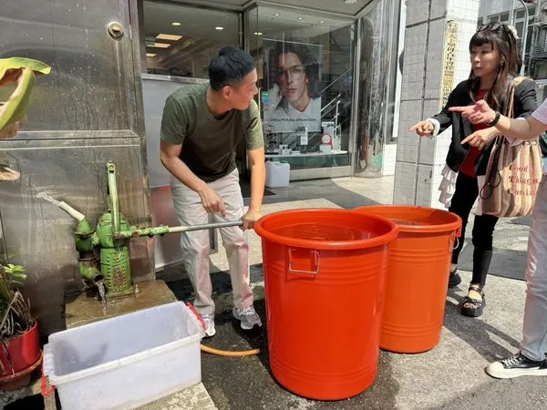 ▲彰化市一間眼鏡行古井開放給民眾取水。（圖／民眾提供）