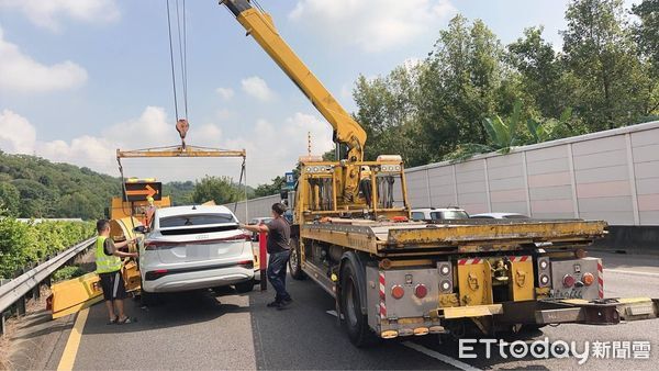 ▲國道1號苗栗頭屋路段發生緩撞車被撞，肇事電動車頭幾全毀，損失數百萬。（圖／記者楊永盛翻攝）