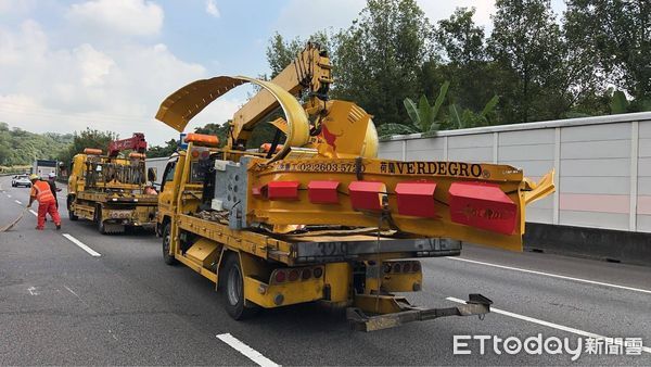 ▲國道1號苗栗頭屋路段發生緩撞車被撞，肇事電動車頭幾全毀，損失數百萬。（圖／記者楊永盛翻攝）