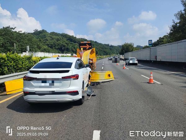 ▲國道1號苗栗頭屋路段發生緩撞車被撞，肇事電動車頭幾全毀，損失數百萬。（圖／記者楊永盛翻攝）