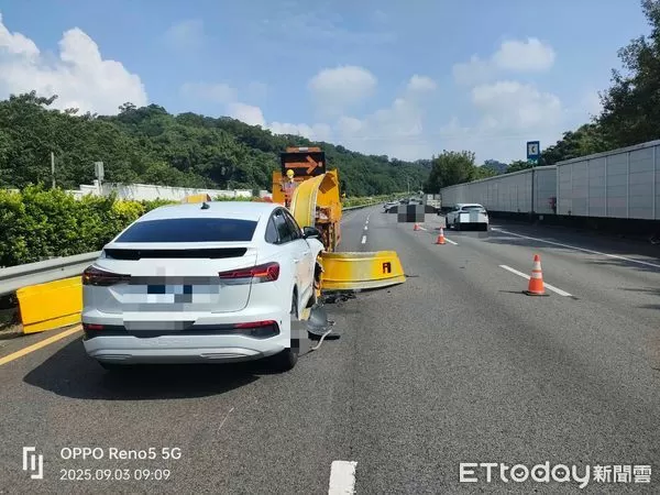 ▲國道1號苗栗頭屋路段發生緩撞車被撞，肇事電動車頭幾全毀，損失數百萬。（圖／記者楊永盛翻攝）