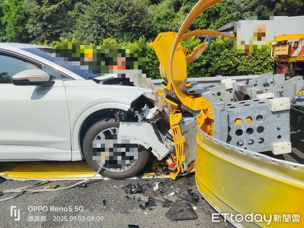 ▲國道1號苗栗頭屋路段發生緩撞車被撞，肇事電動車頭幾全毀，損失數百萬。（圖／記者楊永盛翻攝）