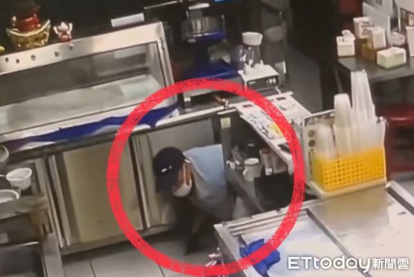 ▲▼前金區文武一街一家冰店，遭男子匍匐進入行竊。（圖／記者吳世龍翻攝）