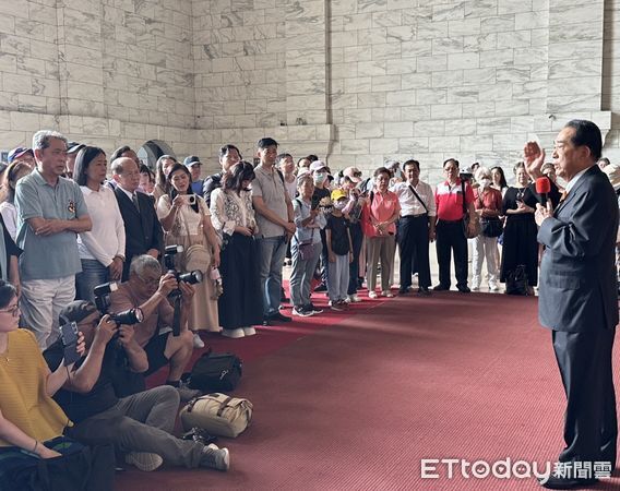 ▲▼   親民黨主席宋楚瑜今日到中正紀念堂致意，導演朱延平現身活動現場   。（圖／記者崔至雲攝）