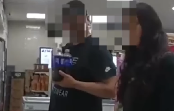 女顧客偷比神秘手勢　超商店員發現「她在求救」報警救出受虐女。（圖／翻攝自Alhambra Police Department與X）