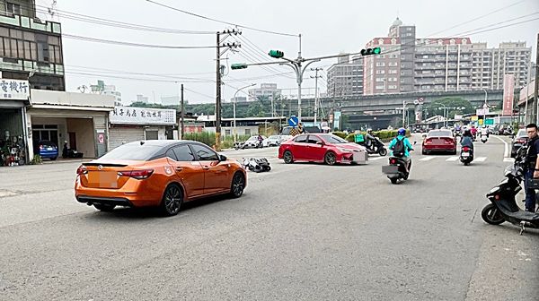 ▲桃園市邱姓男大生昨天上午騎車行經中壢區志廣路，疑似闖紅燈遭直行多元計程車撞倒在地，員警到場處理。（圖／中壢警方提供）