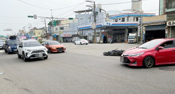 ▲桃園市邱姓男大生昨天上午騎車行經中壢區志廣路，疑似未注意路口紅燈仍闖越遭直行多元計程車撞飛倒地。（圖／中壢警方提供）