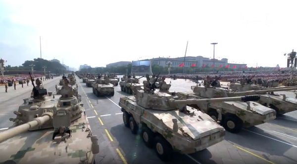 ▲▼由三型輪式兩棲戰車組成的兩棲突擊方隊現身閱兵式，強調解放軍海軍陸戰力量「以快制勝」能力。（圖／翻攝自新華社）