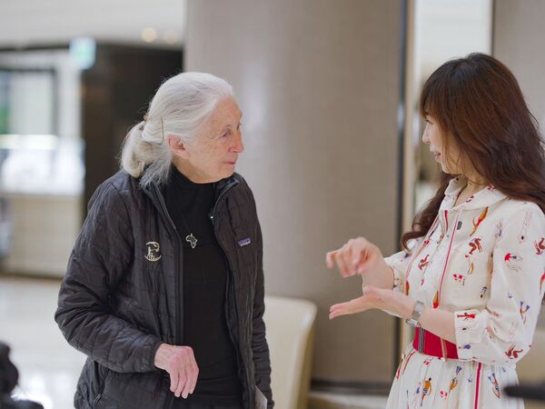 ▲導演白心儀與保育界傳奇人物珍古德博士。（圖／三立提供）