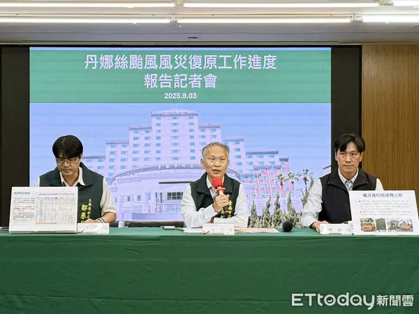 ▲秘書長尤天厚主持丹娜絲颱風災後復原進度記者會，說明屋損媒合、拆除與清運進度。（記者林東良翻攝）