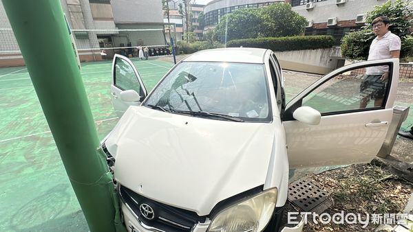 ▲台中某國中老師校園內駕車自撞。（圖／記者許權毅攝）