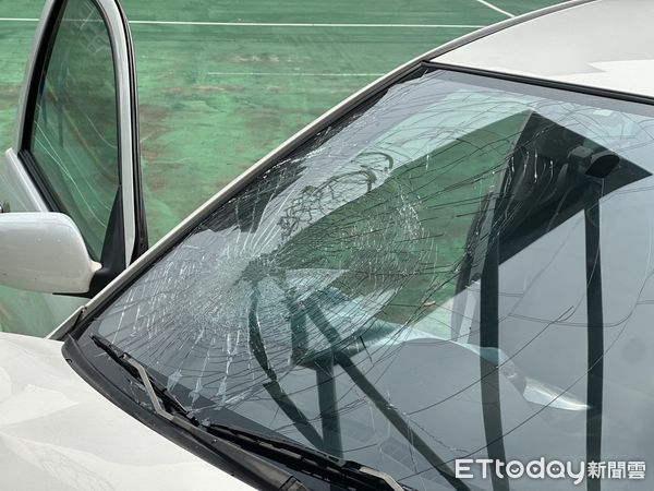 ▲台中某國中老師校園內駕車自撞。（圖／記者許權毅攝）