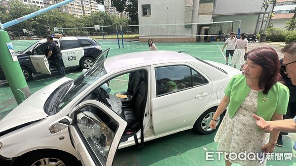 ▲台中某國中老師校園內駕車自撞。（圖／記者許權毅攝）