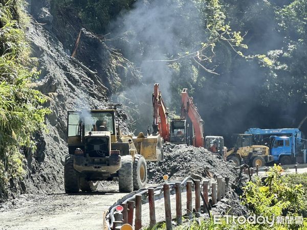 ▲楊柳颱風造成上邊坡坍方落石造成路基缺口，搶修期間限重3.5公噸以下車輛通行。（圖／記者王兆麟翻攝，下同）