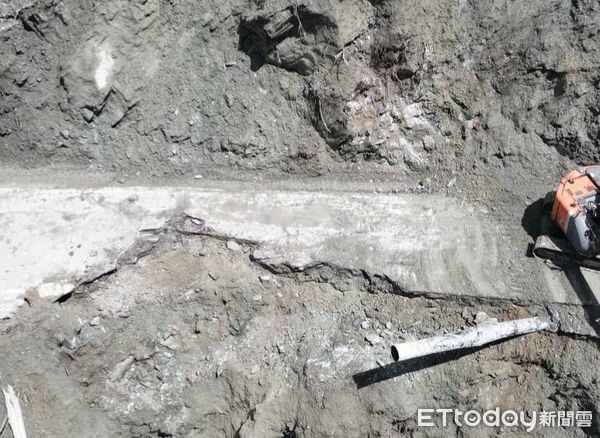 ▲楊柳颱風造成上邊坡坍方落石造成路基缺口，搶修期間限重3.5公噸以下車輛通行。（圖／記者王兆麟翻攝，下同）