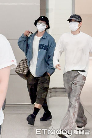 ▲SJ低調來台，東海、銀赫戴口罩現身。（圖／讀者提供）