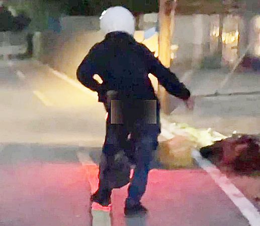 ▲桃園市鄭姓男子昨晚在蘆竹區興隆街佯稱警察查案，卻趁機搶奪被害人金項鍊未遂，事後搶走證件後騎車逃逸，被害人拍下鄭男身影。（圖／民眾提供）