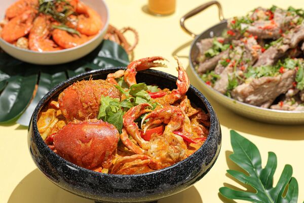 ▲豐FOOD海陸百匯南洋季菜色─咖哩滑蛋蟹。（圖／取自豐FOOD海陸百匯臉書）