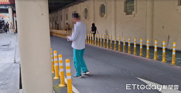 ▲▼             70歲婦人包水餃被絞肉機捲入受困亡，目擊郵差抵達殯儀館還原事發經過。（圖／記者陸運陞攝）