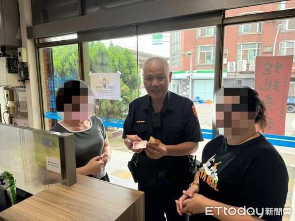 ▲▼警方在30分鐘即連絡上掉錢的失主（右）。（圖／警方提供，下同）