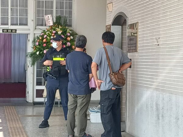 ▲18歲柯男國道燒成焦屍相驗，父母及波及2駕駛現身彰化殯儀館。（圖／記者唐詠絮攝）