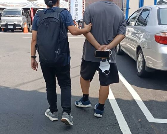 ▲18歲柯男國道燒成焦屍相驗，父母及波及2駕駛現身彰化殯儀館。（圖／記者唐詠絮攝）