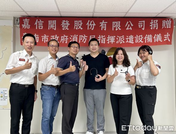 ▲嘉信開發董事長蘇育慶偕同公司代表捐贈派遣耳機組，消防局主任陳明辰致贈感謝狀。（記者林東良翻攝，下同）